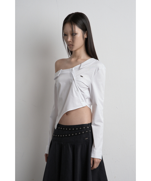 SYNERJYN(シナジン)の「FLOW UNBALANCED CROP SHIRT WHITE(シャツ/ブラウス・レディース・その他・SMALL/MEDIUM)」の2枚目の写真