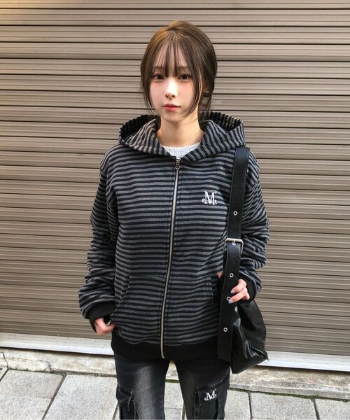 MUCENT(ムセント)の「フレアストライプフードジップアップ 男女共用(パーカー・レディース・チャコールグレー×ブラック・FREE)」の3枚目の写真