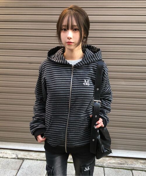 MUCENT(ムセント)の「フレアストライプフードジップアップ 男女共用(パーカー・レディース・チャコールグレー×ブラック・FREE)」の2枚目の写真