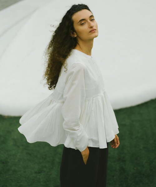 GALLARDAGALANTE(ガリャルダガランテ)の「【2026SS Debut】【Dhritië】【手洗い可】タックブラウス(シャツ/ブラウス・レディース・オフホワイト/ブラック/イエロー・FREE)」の1枚目の写真