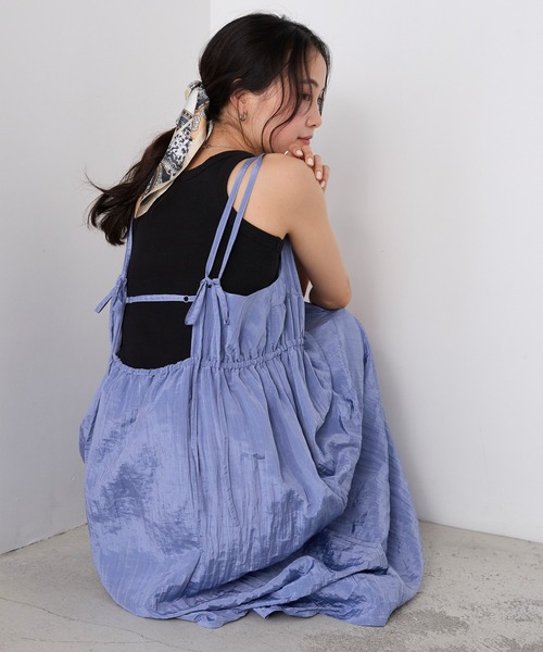 forksy.（フォルクシー）の「【forksy.】ワッシャーサテン ギャザー ダブルストラップ キャミワンピース（ワンピース・レディース・ブラック/ブルー/ブラウン/ベージュ・FREE）」の4枚目の写真