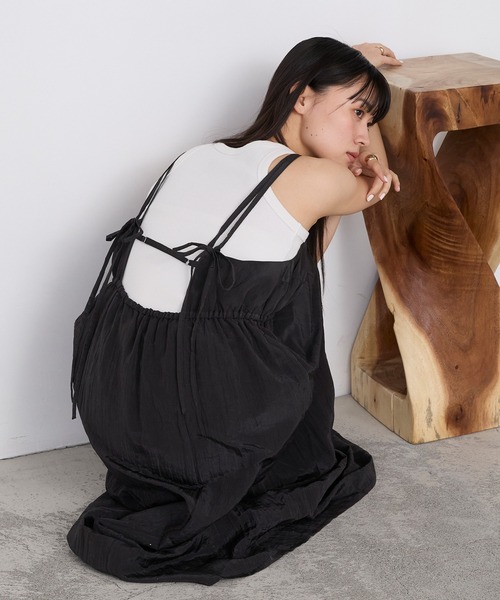 forksy.（フォルクシー）の「【forksy.】ワッシャーサテン ギャザー ダブルストラップ キャミワンピース（ワンピース・レディース・ブラック/ブルー/ブラウン/ベージュ・FREE）」の13枚目の写真
