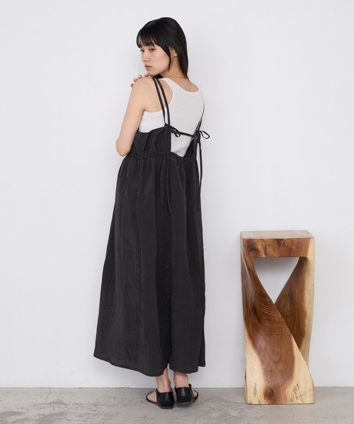 forksy.（フォルクシー）の「【forksy.】ワッシャーサテン ギャザー ダブルストラップ キャミワンピース（ワンピース・レディース・ブラック/ブルー/ブラウン/ベージュ・FREE）」の17枚目の写真