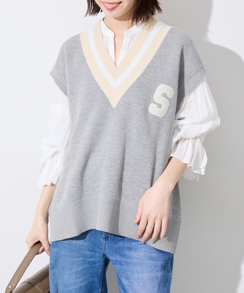 SLOBE IENA（スローブイエナ）の「サガラ刺繍レタードベスト（ベスト・レディース・ベージュ/チャコールグレー・FREE）」の2枚目の写真