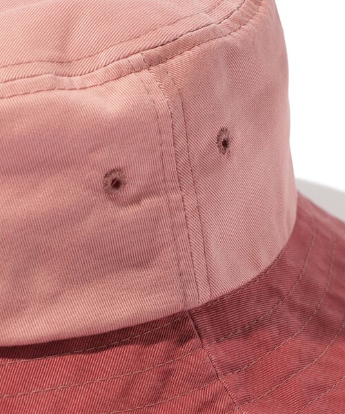 BEAMS PLUS（ビームスプラス）の「Long bill Bucket Hat 62 Twill Pigment Gradation Print（ハット・メンズ・ブルー/イエロー/レッド・ONE SIZE）」の6枚目の写真