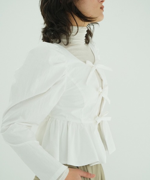 CLANE(クラネ)の「SHORT PEPLUM RIBBON TOPS(シャツ/ブラウス・レディース・ホワイト/ブラック・2/1)」の2枚目の写真