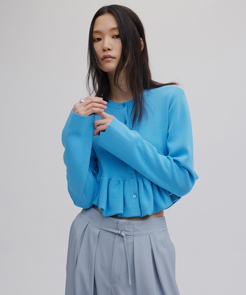 Ameri（アメリ）の「COMPACT BALLOON PEPLUM KNIT CARDIGAN（カーディガン/ボレロ・レディース・ブルー/ブラック/ホワイト・SMALL/MEDIUM）」の3枚目の写真