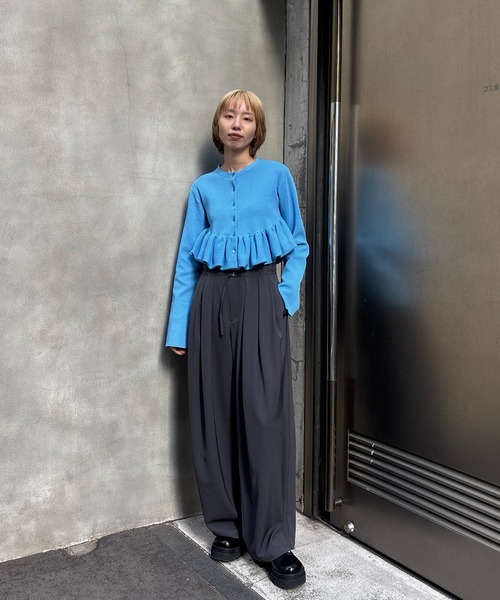Ameri（アメリ）の「COMPACT BALLOON PEPLUM KNIT CARDIGAN（カーディガン/ボレロ・レディース・ブルー/ブラック/ホワイト・SMALL/MEDIUM）」の17枚目の写真