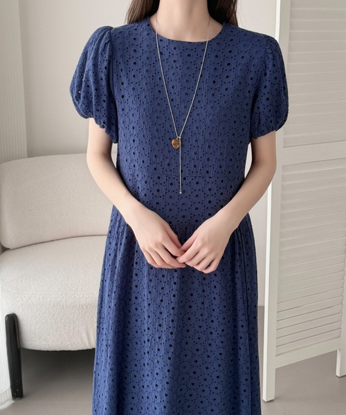 ABITOKYO（アビトーキョー）の「パフスリーブカットワークフレアワンピース（ワンピース・レディース・サックスブルー/アイボリー/ネイビー・FREE）」の6枚目の写真