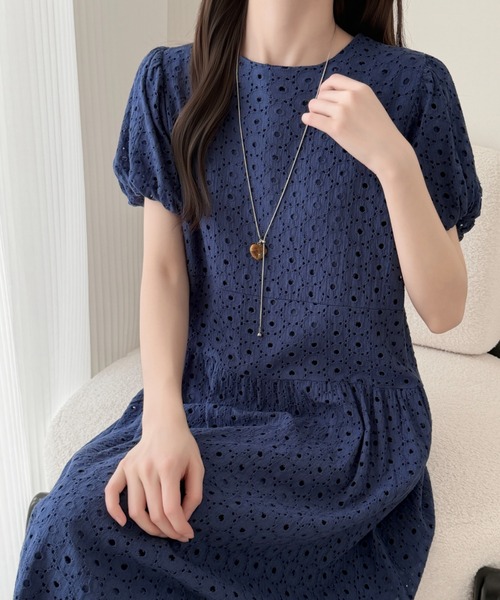 ABITOKYO（アビトーキョー）の「パフスリーブカットワークフレアワンピース（ワンピース・レディース・サックスブルー/アイボリー/ネイビー・FREE）」の8枚目の写真