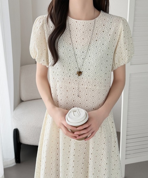 ABITOKYO（アビトーキョー）の「パフスリーブカットワークフレアワンピース（ワンピース・レディース・サックスブルー/アイボリー/ネイビー・FREE）」の17枚目の写真