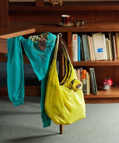 NANGA(ナンガ)の「NANGA × FREAK'S STORE/ナンガ × フリークスストア 別注 POCKETABLE SHOULDER BAG ポケッタブル ショルダーバッグ(ショルダーバッグ・メンズ・サックスブルー/ブラック/グレー/イエロー・ONE SIZE)」の4枚目の写真