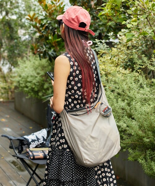NANGA（ナンガ）の「NANGA × FREAK'S STORE/ナンガ × フリークスストア 別注 POCKETABLE SHOULDER BAG ポケッタブル ショルダーバッグ（ショルダーバッグ・メンズ・サックスブルー/ブラック/グレー/イエロー・ONE SIZE）」の19枚目の写真
