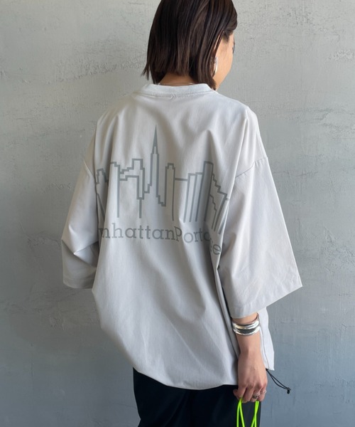 Manhattan Portage（マンハッタンポーテージ）の「【WEB先行予約】[MANHATTAN PORTAGE/マンハッタンポーテージ] 別注 4WAYストレッチ バックプリントTシャツ（Tシャツ/カットソー・レディース・ライトグレー/チャコール/ブラック・XL/L/M）」の2枚目の写真