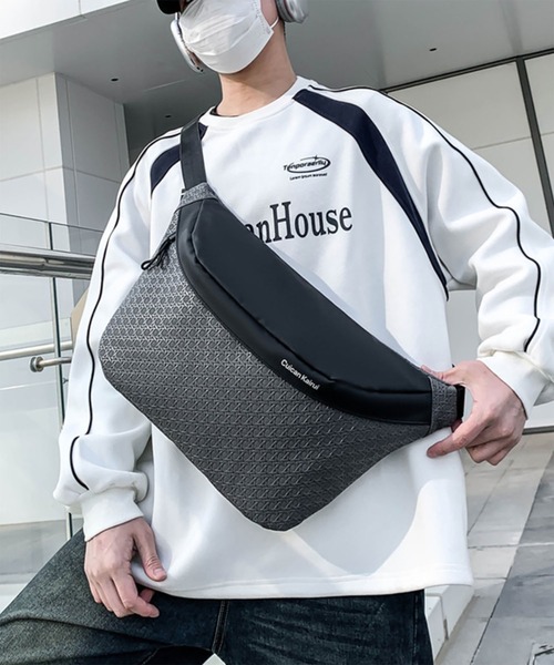 WESTBOY(ウエストボーイ)の「立体パネルデザイン テッククロス ボディスリングバッグ WO26S6BG03(ショルダーバッグ・メンズ・ブラック/グレー・FREE)」の2枚目の写真