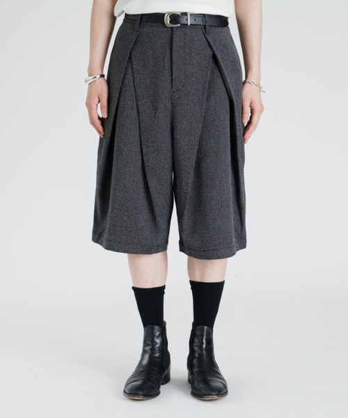SINSS(シンス)の「Cross tuck wide shorts / クロスタックワイドショーツ(スラックス・メンズ・ブラック系その他/グレー系その他・MEDIUM/SMALL/X-SMALL/LARGE)」の2枚目の写真