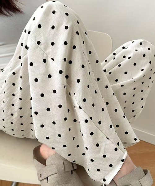 Achic(アシック)の「ドット柄ダンボールイージーコクーンパンツ(デニムパンツ・レディース・ホワイト/アイボリー/ブラック・M)」の6枚目の写真