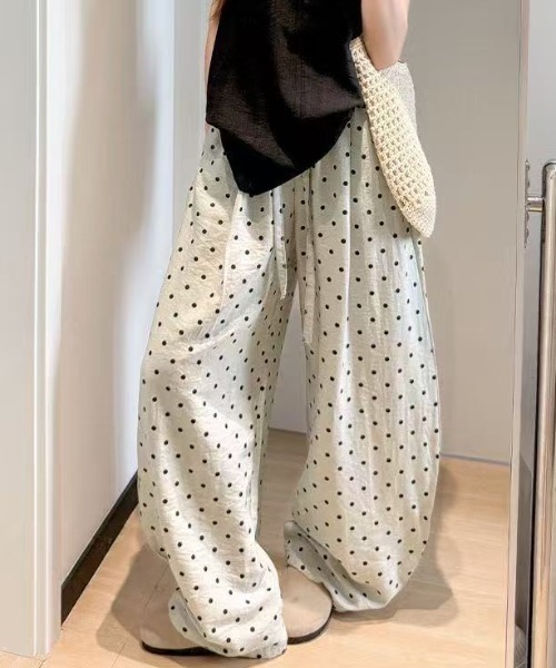 Achic(アシック)の「ドット柄ダンボールイージーコクーンパンツ(デニムパンツ・レディース・ホワイト/アイボリー/ブラック・M)」の18枚目の写真
