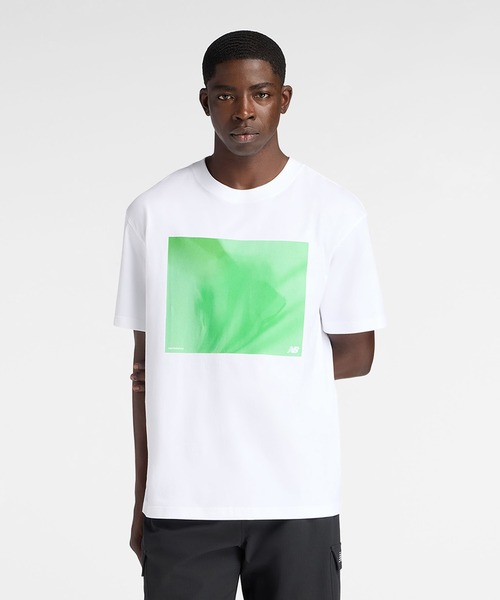 NEW BALANCE(ニューバランス)の「NB GREYフォトTシャツグリーン(Tシャツ/カットソー・メンズ・ホワイト・XX-LARGE/X-LARGE/LARGE/MEDIUM/SMALL)」の1枚目の写真