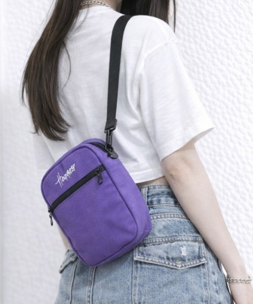 NANEA(ナネア)の「ロゴ刺しゅう ミニショルダーバッグ(ショルダーバッグ・レディース・グリーン/ブラック/パープル/レッド・フリー)」の2枚目の写真