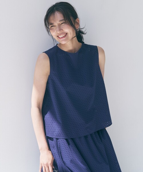 UNFILO(アンフィーロ)の「【セットアップ着用可】FINE MOVE パンチング ドットブラウス(シャツ/ブラウス・レディース・ホワイト系/ブラック系/ダルブルー系/カーキ系・X-LARGE)」の11枚目の写真