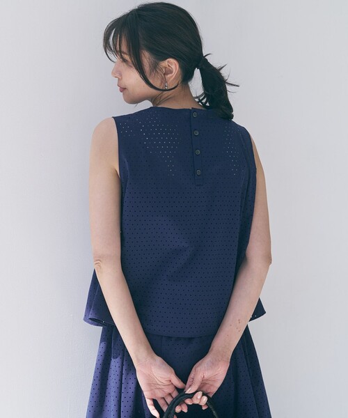 UNFILO(アンフィーロ)の「【セットアップ着用可】FINE MOVE パンチング ドットブラウス(シャツ/ブラウス・レディース・ホワイト系/ブラック系/ダルブルー系/カーキ系・X-LARGE)」の14枚目の写真