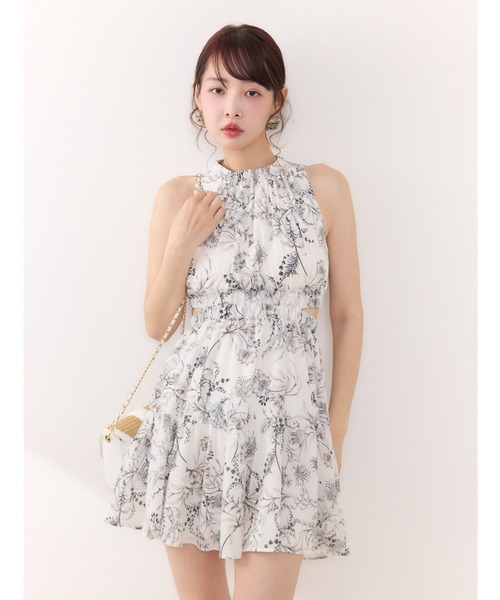 rienda（リエンダ）の「【女神ワンピース】ホルターネックギャザーミニフレアワンピース 夏服（ワンピース・レディース・アイボリー/ブラック/グレー系その他/マルチ/ホワイト系その他/ピンク・SMALL/MEDIUM）」の6枚目の写真