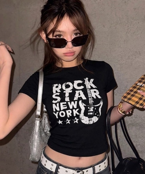 SHEPP（シープ）の「Y2K グラフィックロゴプリントピチTシャツ 半袖T（Tシャツ/カットソー・レディース・ブラック/ピンク/ホワイト/ネイビー・M/S）」の3枚目の写真