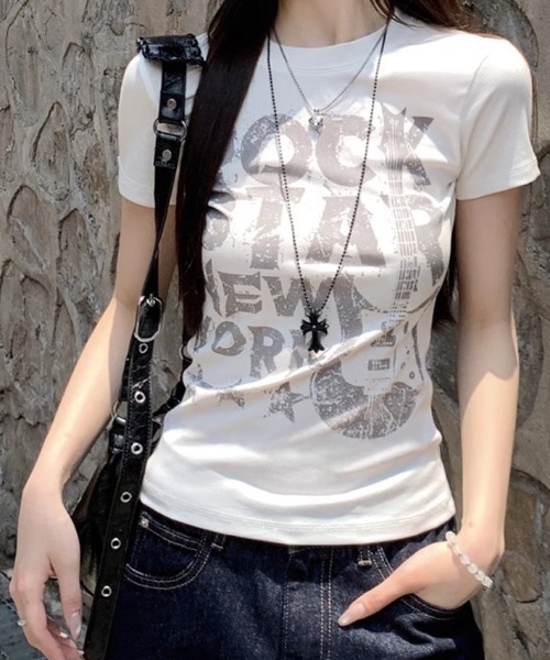SHEPP（シープ）の「Y2K グラフィックロゴプリントピチTシャツ 半袖T（Tシャツ/カットソー・レディース・ブラック/ピンク/ホワイト/ネイビー・M/S）」の5枚目の写真