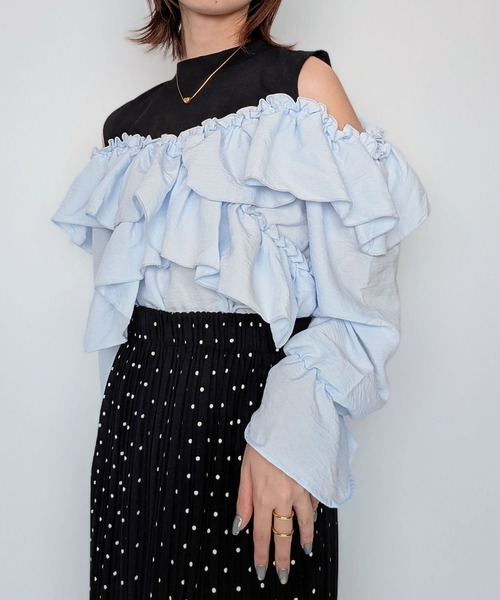 styiro（スタイロ）の「オープンショルダーラッフルフリルブラウス バイカラー配色 秋服 冬服（シャツ/ブラウス・レディース・サックスブルー/ホワイト・M）」の2枚目の写真