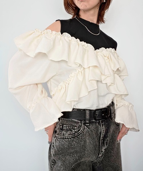 styiro（スタイロ）の「オープンショルダーラッフルフリルブラウス バイカラー配色 秋服 冬服（シャツ/ブラウス・レディース・サックスブルー/ホワイト・M）」の4枚目の写真