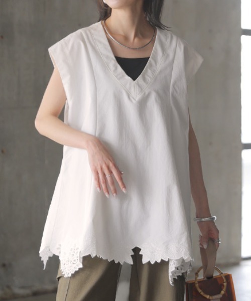 HUG.U(ハグユー)の「裾刺繍レース Vネックベスト(シャツ/ブラウス・レディース・ホワイト/ブラック・FREE)」の4枚目の写真