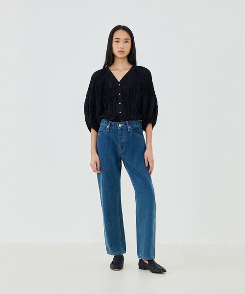 GALERIE VIE(ギャルリー ヴィー)の「コットンシルクプリーツ Vネックシャツ(シャツ/ブラウス・レディース・ブラック/ホワイト・FREE)」の3枚目の写真