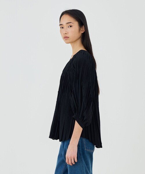 GALERIE VIE(ギャルリー ヴィー)の「コットンシルクプリーツ Vネックシャツ(シャツ/ブラウス・レディース・ブラック/ホワイト・FREE)」の6枚目の写真