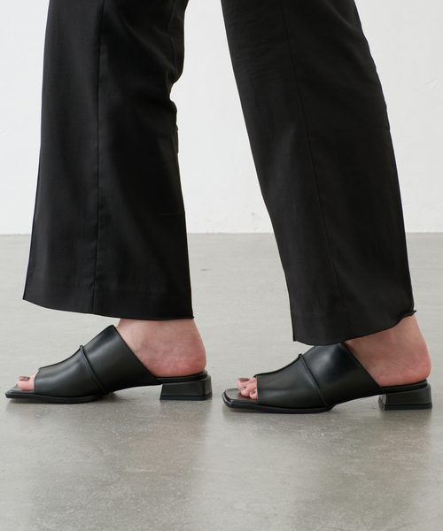 GRISE(グリーズ)の「《WEB+一部店舗限定》GRISEレザースクエアクロスシームミュールサンダル(サンダル・レディース・ボルドー/ブラック/ベージュ・SMALL/LARGE/MEDIUM/X-LARGE)」の19枚目の写真