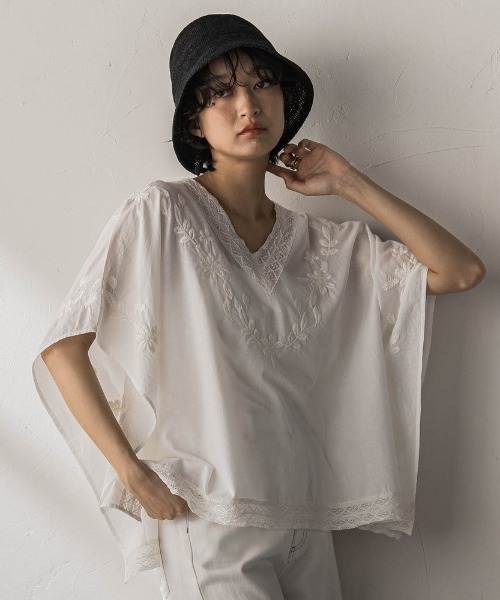 MAYSON GREY(メイソングレイ)の「レース刺繍ポンチョブラウス(シャツ/ブラウス・レディース・チャコールグレー/ホワイト・M)」の1枚目の写真