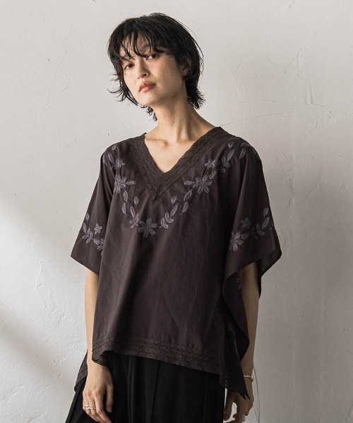 MAYSON GREY(メイソングレイ)の「レース刺繍ポンチョブラウス(シャツ/ブラウス・レディース・チャコールグレー/ホワイト・M)」の2枚目の写真