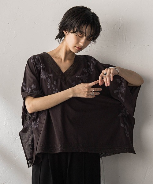 MAYSON GREY(メイソングレイ)の「レース刺繍ポンチョブラウス(シャツ/ブラウス・レディース・チャコールグレー/ホワイト・M)」の12枚目の写真