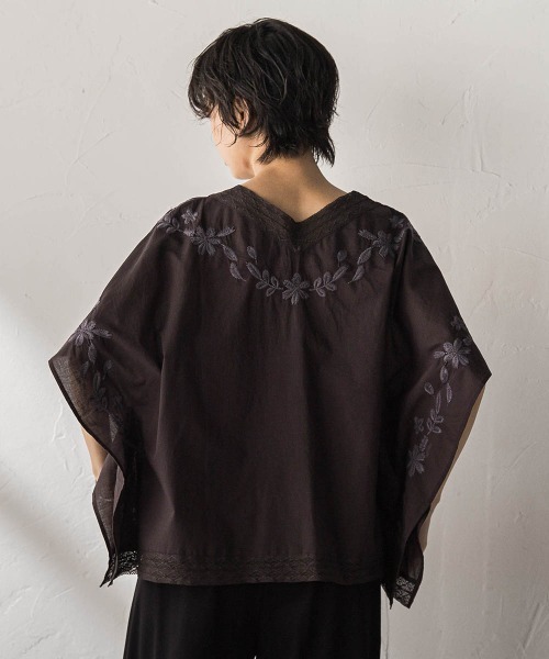 MAYSON GREY(メイソングレイ)の「レース刺繍ポンチョブラウス(シャツ/ブラウス・レディース・チャコールグレー/ホワイト・M)」の19枚目の写真