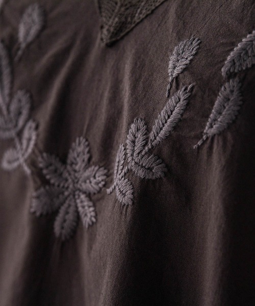 MAYSON GREY(メイソングレイ)の「レース刺繍ポンチョブラウス(シャツ/ブラウス・レディース・チャコールグレー/ホワイト・M)」の9枚目の写真