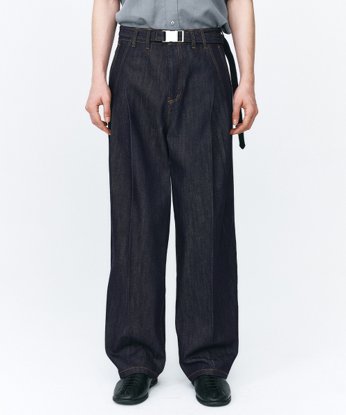 SYNQIA(シンキア)の「カーブドプリーツデニムトラウザーインディゴ(デニムパンツ・メンズ・その他・SMALL/MEDIUM/LARGE)」の1枚目の写真