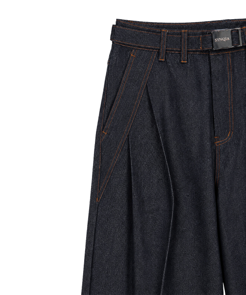 SYNQIA(シンキア)の「カーブドプリーツデニムトラウザーインディゴ(デニムパンツ・メンズ・その他・SMALL/MEDIUM/LARGE)」の2枚目の写真