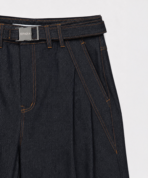 SYNQIA(シンキア)の「カーブドプリーツデニムトラウザーインディゴ(デニムパンツ・メンズ・その他・SMALL/MEDIUM/LARGE)」の3枚目の写真