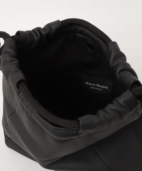 Maison Margiela（メゾンマルジェラ）の「Maison Margiela / メゾン マルジェラ：SOFT 5AC DRAWSTRING BAG SMALL：SB1WG0044-P4746[RIP]（ショルダーバッグ・メンズ・ブラック・FREE）」の4枚目の写真