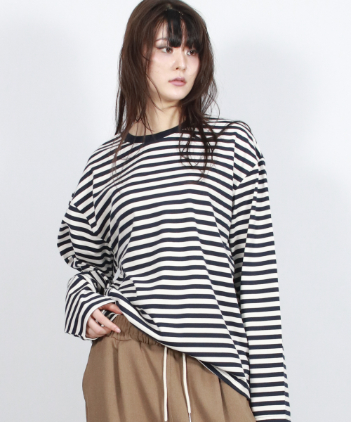 DEMARC(ドゥマーク)の「STRIPE LOOSE-FIT LONG SLEEVE TEE - Dark Navy(Tシャツ/カットソー・レディース・その他・MEDIUM/LARGE)」の2枚目の写真