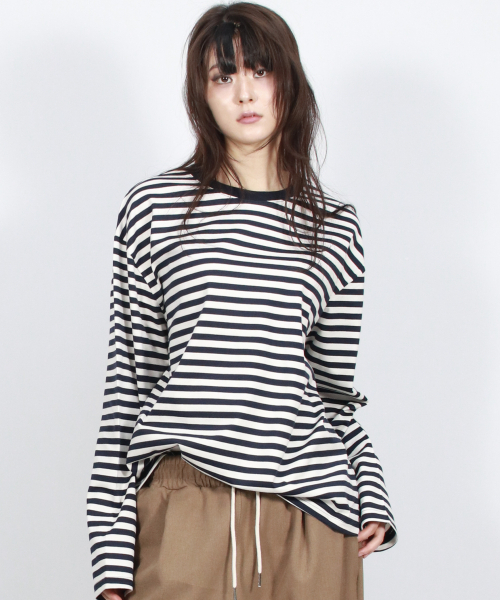 DEMARC(ドゥマーク)の「STRIPE LOOSE-FIT LONG SLEEVE TEE - Dark Navy(Tシャツ/カットソー・レディース・その他・MEDIUM/LARGE)」の5枚目の写真