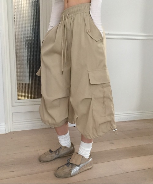 modimood(モディムード)の「バギーピンタックバミューダカーゴパンツ(カーゴパンツ・レディース・ベージュ/ブラック・FREE)」の2枚目の写真