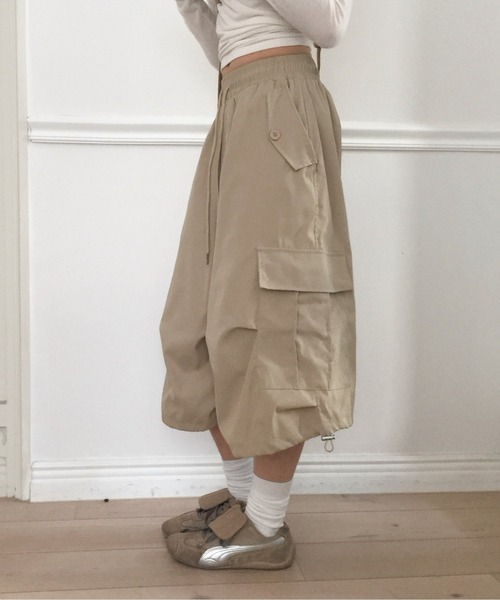modimood(モディムード)の「バギーピンタックバミューダカーゴパンツ(カーゴパンツ・レディース・ベージュ/ブラック・FREE)」の8枚目の写真