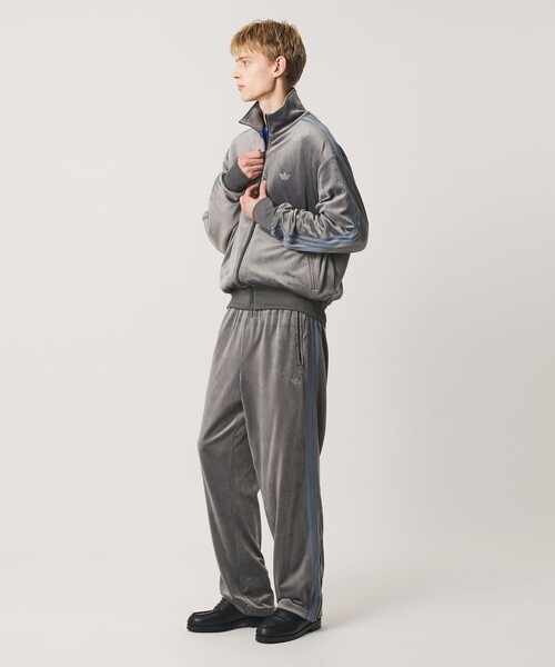 adidas Originals(アディダスオリジナルス)の「【別注】<adidas Originals>ベロア トラック パンツ(その他パンツ・メンズ・ダークグレー・M/L/XL/S)」の2枚目の写真