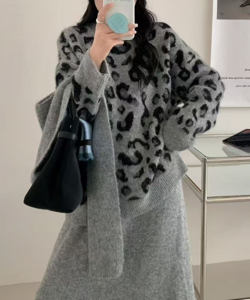 FAVORITO（ファヴォリート）の「ニットクルーネックトップスハイウエストスカート2点セットアップ（セットアップ・レディース・ブラウン/グレー・F）」の4枚目の写真